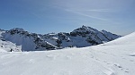 Raggiungo gli amici che si sono appostati su un cocuzzolo a sbalzo sulla valle di Pojala e Agaro....